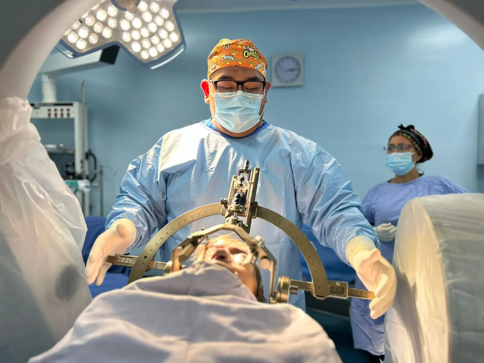 Dr. Erick Hernández durante procedimiento de neurocirugía funcional con marco estereotáxico