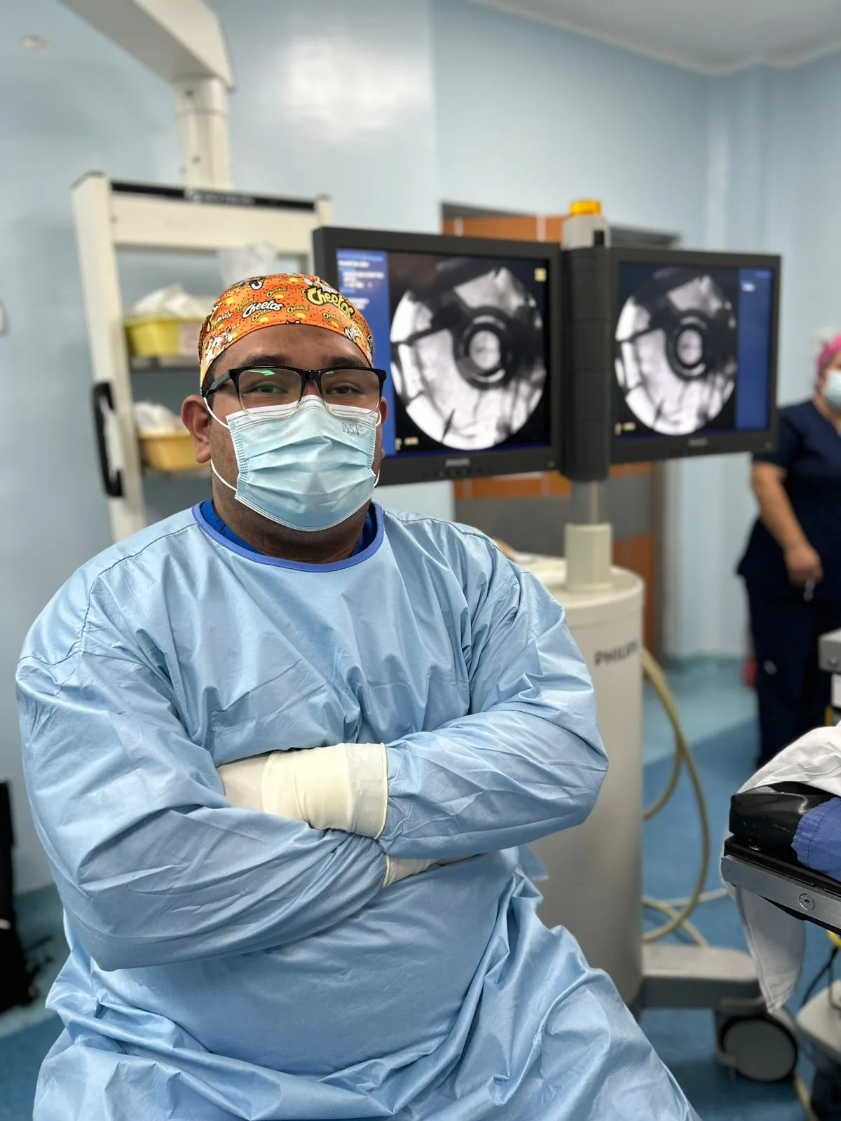Dr. Erick Hernández en quirófano de neurocirugía funcional