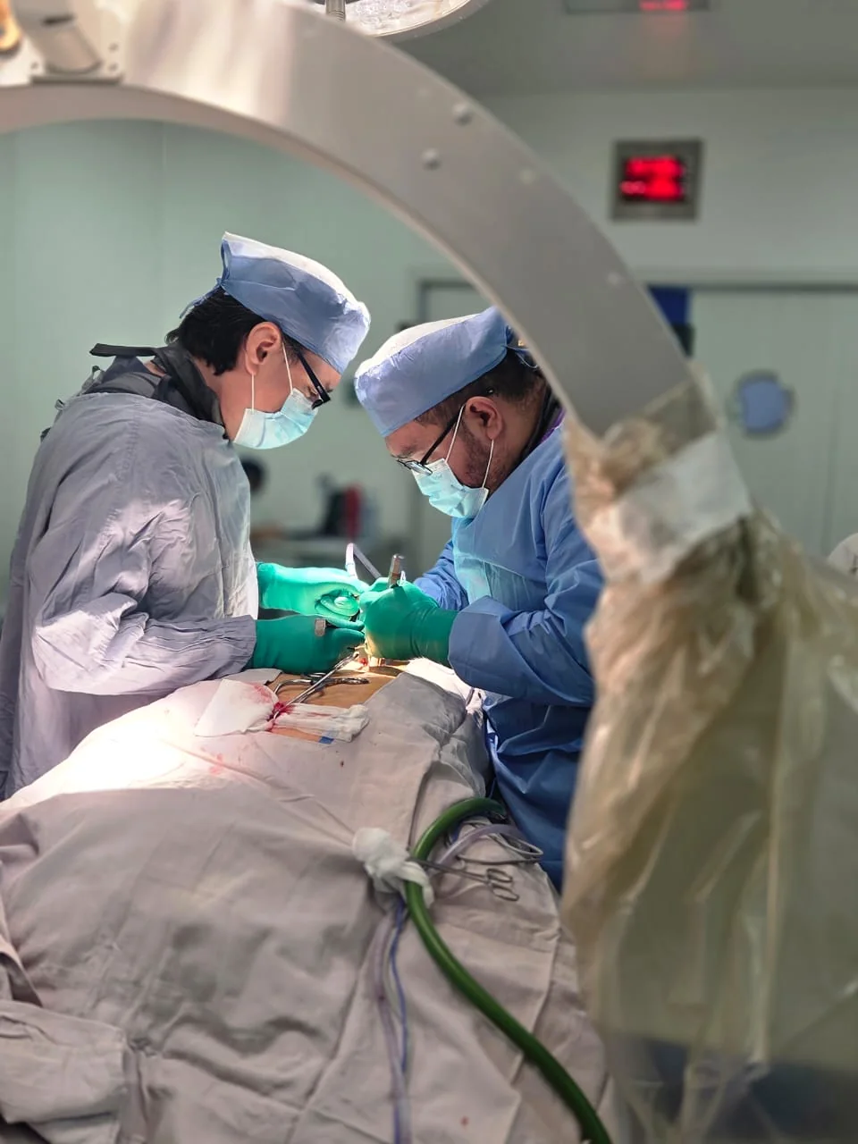 Procedimiento de columna con apoyo de fluoroscopia