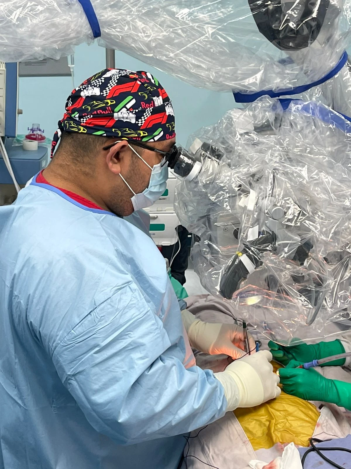 Dr. Erick Hernández durante una cirugía de columna con microscopio
