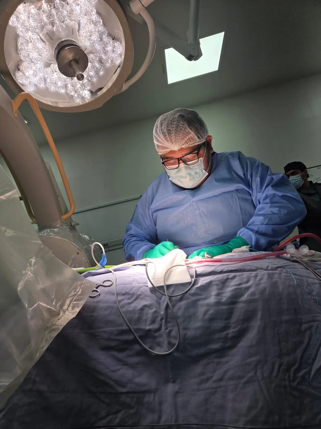Dr. Erick Hernández durante procedimiento de estimulación medular