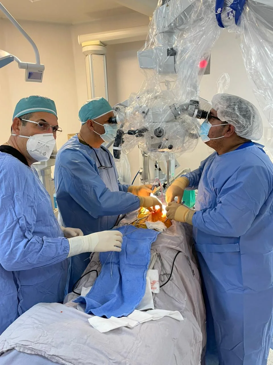 Equipo durante procedimiento de neuromodulación