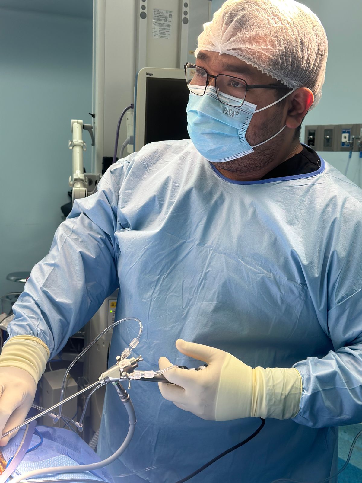 Dr. Erick Hernández realizando procedimiento endoscópico
