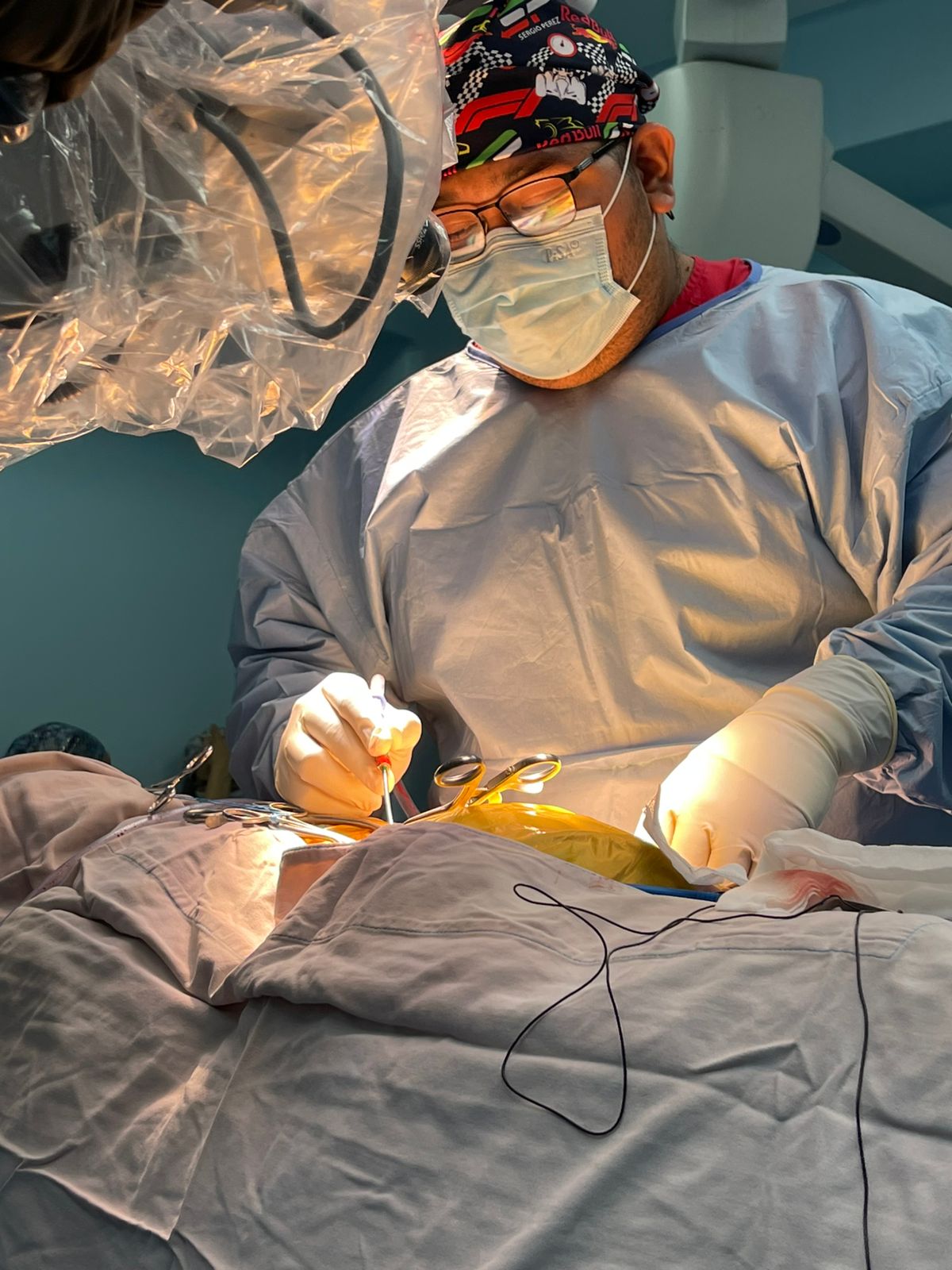 Dr. Erick Hernández durante procedimiento neuroquirúrgico