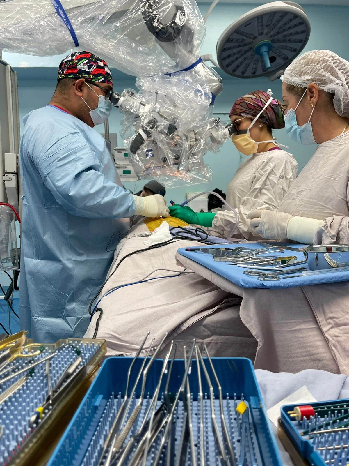 Microcirugía neurovascular con microscopio