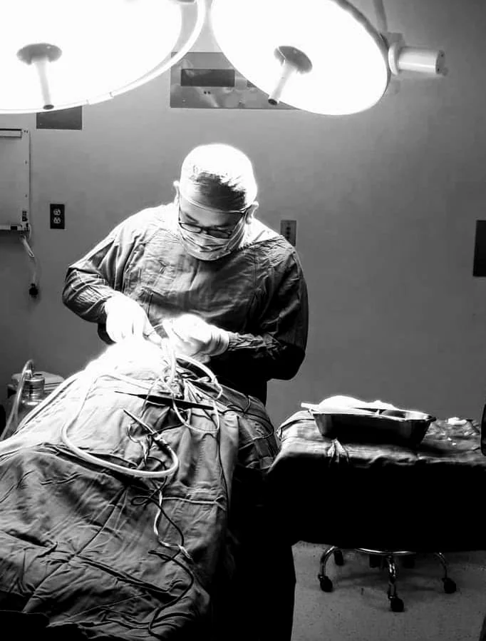 Neurocirujano durante un procedimiento cerebral